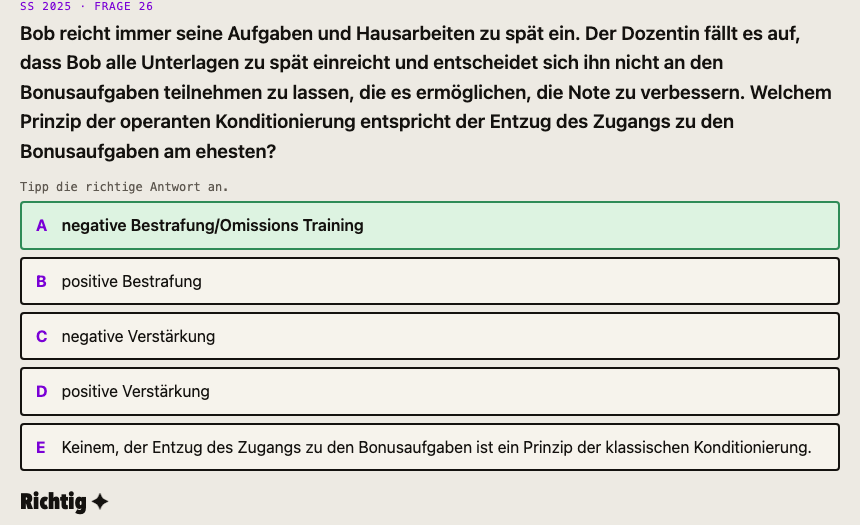 Altfrage SS 2025 Frage 26 zur operanten Konditionierung mit fünf Antworten; die richtige Antwort A ist grün markiert, darunter „Richtig ✦“.